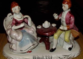 FIGURKA PORCELANOWA KOLOROWA  BŁYSZCZĄCA PARA ARYSTOKRATÓW - ! OKAZJA !