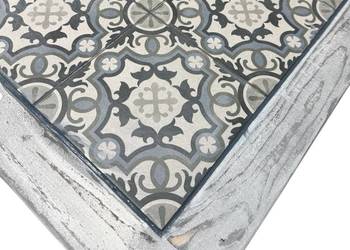 Stylowy, drewniany stolik w stylu prowansalskim, ozdobiony ceramicznymi pły