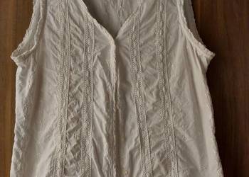 Biała, bawełniana bluzka bez rękawów, z haftem