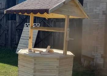 Drewniana obudowa studni