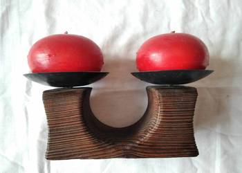 drewniany świecznik podwójny z okrągłymi świecami  art deco