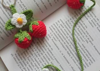 Truskawki wykonane na szydełku, brelok, zakładka do książki