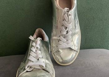 Srebrne wiązane trampki