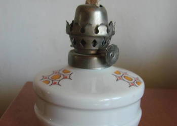 mała porcelanowa lampka naftowa