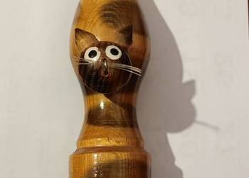 PRL drewniany kot z otworem jak np. stojak na pióro lub dlugopis