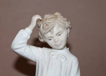 Figurka chłopca z kocem NAO, Lladro nr 899 FiaF
