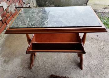Drewniany stolik z blatem z kamienia