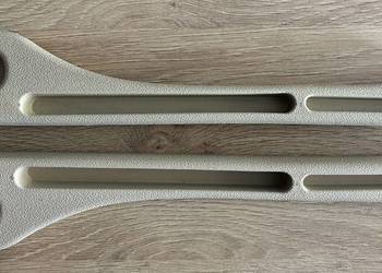 Wypełniacz szczelin między fotelem a konsolą w aucie.