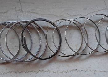 11 metalowych bransoletek.