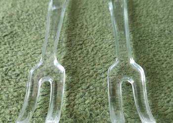 Dwa stare szklane widelce do sałaty.