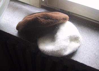 Ładne.Dwa berety na zimę.Brąz / biel / wełna.Wysyłka