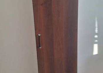 Wąska szafa słupkowa z drążkiem ciemne drewno (orzech / wenge)