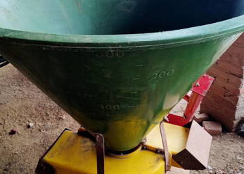 Rozsiewacz sadowniczy do nawozów