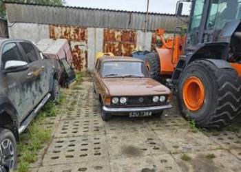 Duży Fiat 125p pali sprawne hamulce