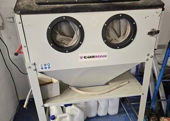 Piaskarka kabinowa 220l Cormak załadunek górny i boczny, koła, ścierniwo