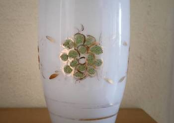 Stary biały szklany wazon z czerwonymi i zielonymi kwiatami