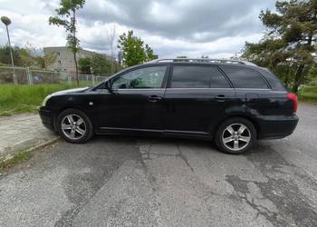 Czarna Toyota Avensis 1.8 benzyna 2004r kombi