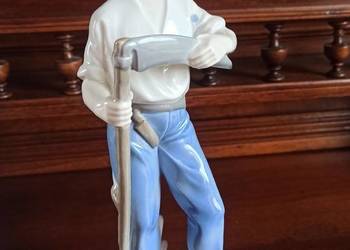 Figurka Kosiarz.  Sygnowana. GDR. Nr 9570