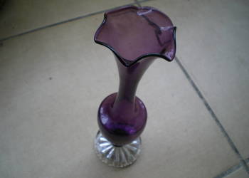 Flakonik drkoracyjny szklany fioletowy  wys . 21 cm