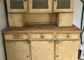 Kredens w stylu retro