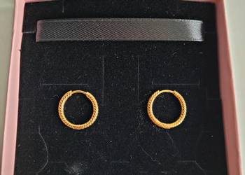 Kolczyki obręcze Pandora Moments Charm Platerowanie z 14k złota