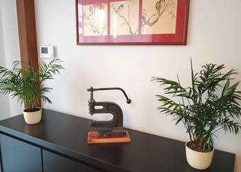 PRL Stara prasa kaletnicza. Lata 60-80 XX w. Zabytek po renowacji.