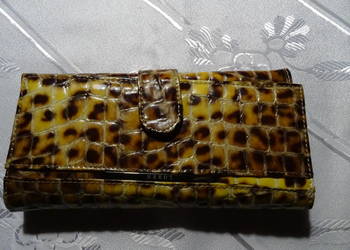 Skórzany, lakierowany portfel firmy Loren- panterka