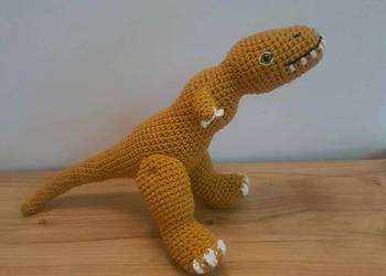 Dinozaur,  tyranozaur zrobiony z włóczki na szydełku