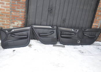 Boczki Komplet Skóra Czarna Audi A6 C5 Dekor Logo Quattro