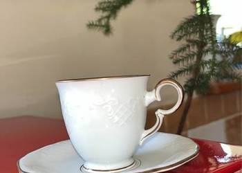 Filiżanka. Syg. Alka. Import.  Relief w porcelanie.   Pięknie bogato złocon