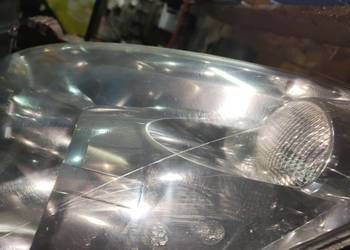 lewa lampa na części (pęknięta obudową) z Toyota corolla 2.2 2006