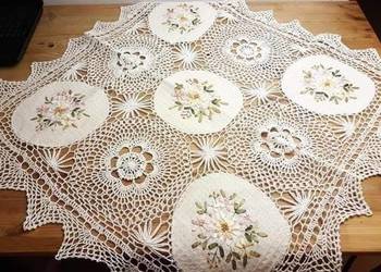 Obrus szydełko plus wstawki z haftem wstążeczkowym