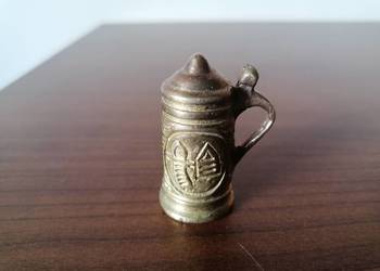 Miniaturowy, mosiężny kufel z klapką