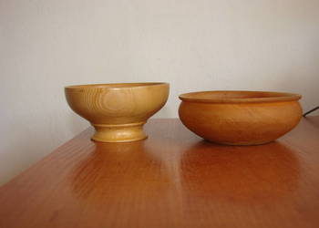 małe drewniane miseczki