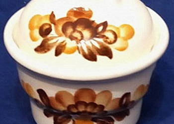 Pojemniczek fajansowy z przykrywką