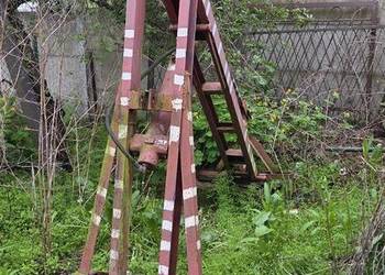 Podnośnik hydrauliczny do beli z widłami