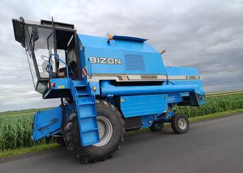 Kombajn zbożowy Bizon Rekord niebieski na dużej chłodnicy