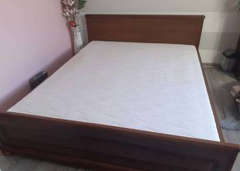 Łóżko drewniane z materacem