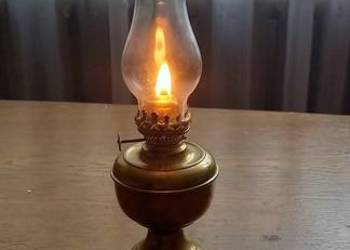 Mała, mosiężna lampka naftowa - sprawna