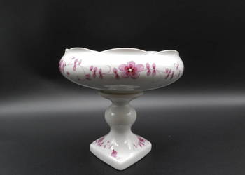 Porcelanowa patera na nóżce Lichte, ozdobiona motywem różowych kwiatów