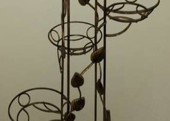 Metalowy stojak na kwiatki.