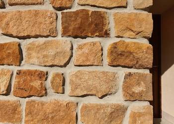 Płytki elewacyjne stara cegła na ściany domu z ociepleniem kamień naturalny