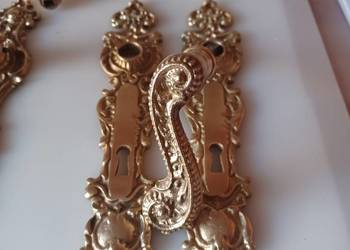 Klamki i szyldy mosiężne.