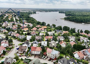 Dom wolnostojący w sąsiedztwie jeziora