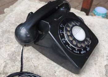 Zabytkowy telefon stacjonarny z lat 70 tych