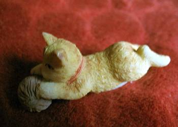 Kot - Rudy kotek z kłębkiem - Figurka - Twarda masa - 3 x 7 x 3 cm