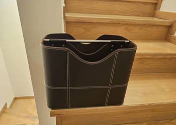 Gazetownik ze skóry z uchwytem aluminiowym