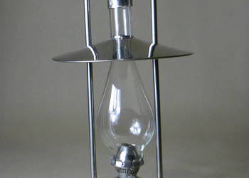 Metalowa stołowa lampa naftowa z metalowym daszkiem