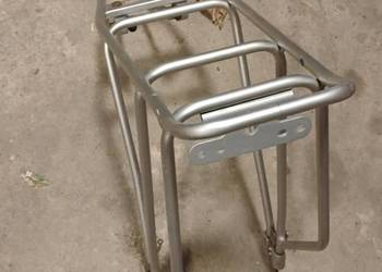 Używany aluminiowy bagażnik tylny na rower 26 lub 28 cali.