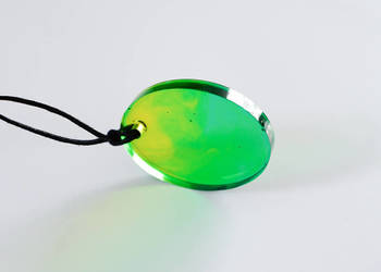 Owalny wisiorek zielono-żółty z żywicy epoksydowej handmade
